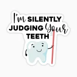 Estoy silenciosamente juzgando tus dientes